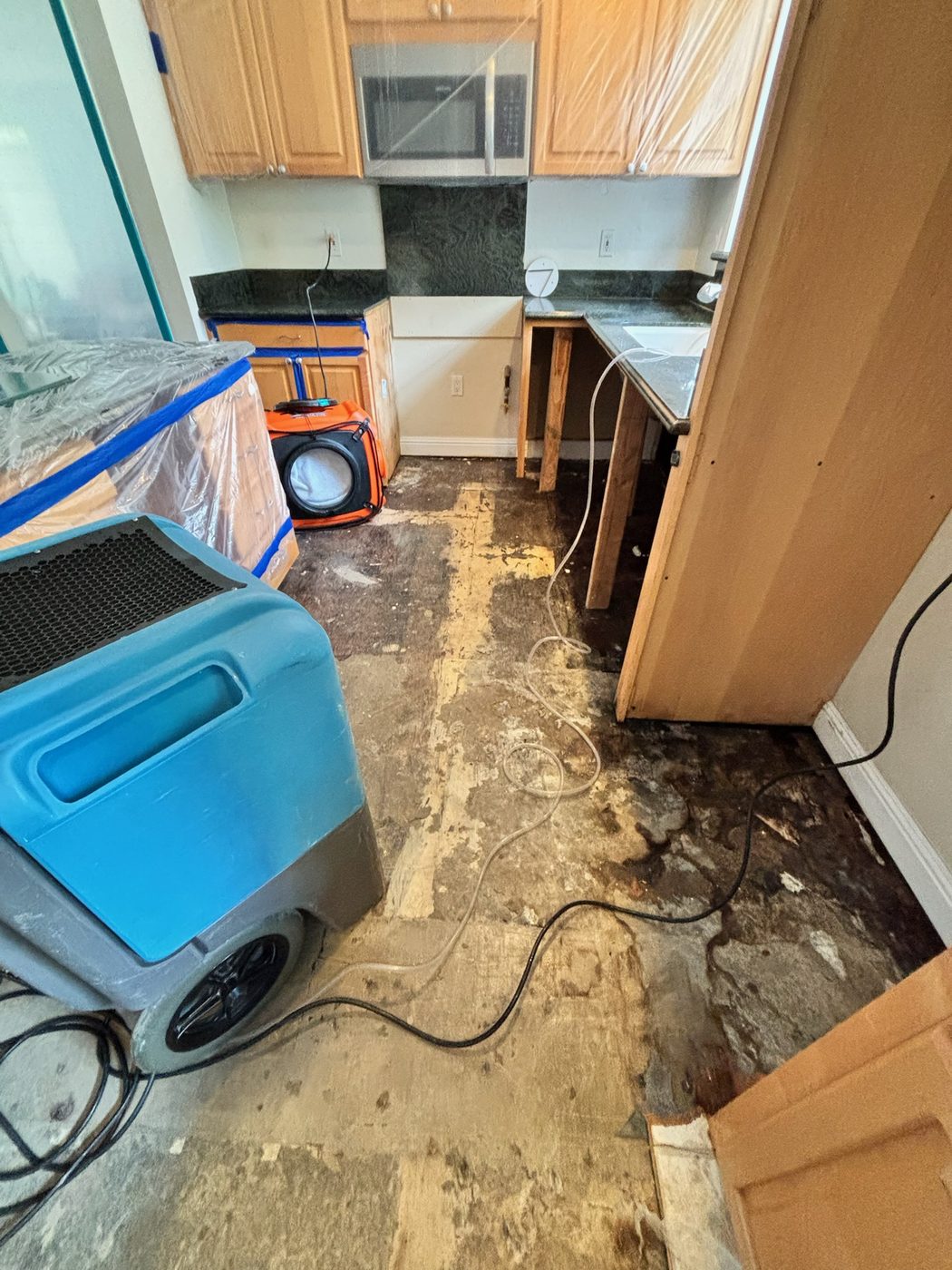 Water damage drying in an upscale Peninsula kitchen